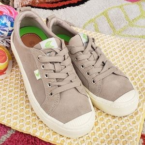 Cariuma OCA Low Canvas Gray Sneakers Tennis Shoes Size 6.5